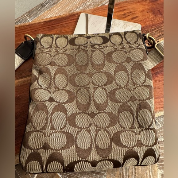 Coach Signature Crossbody Bag Purse with  Turnlock - Picture 8 of 16